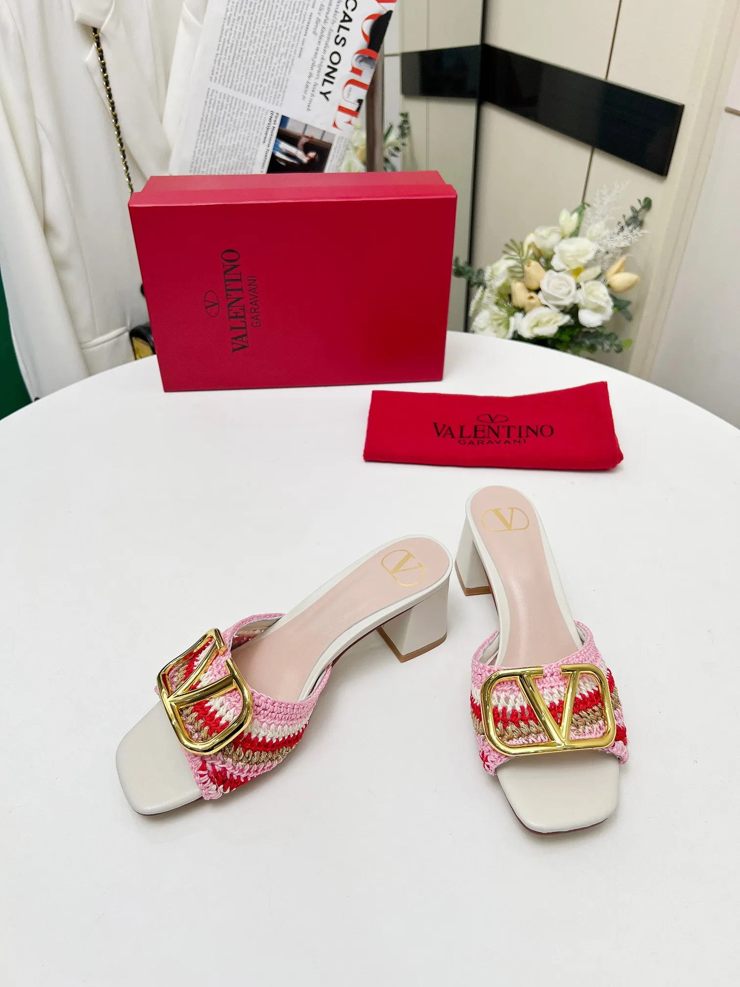 👟👟Ex-factory price 440👟👟 Genuine leather sole +30 🆕 Valentino👑👑 Latest series with perfect hand-woven details. A very eye-catching catwalk series launched [strong][strong] Code number: 35 to 43 (genuine leather sole +30)